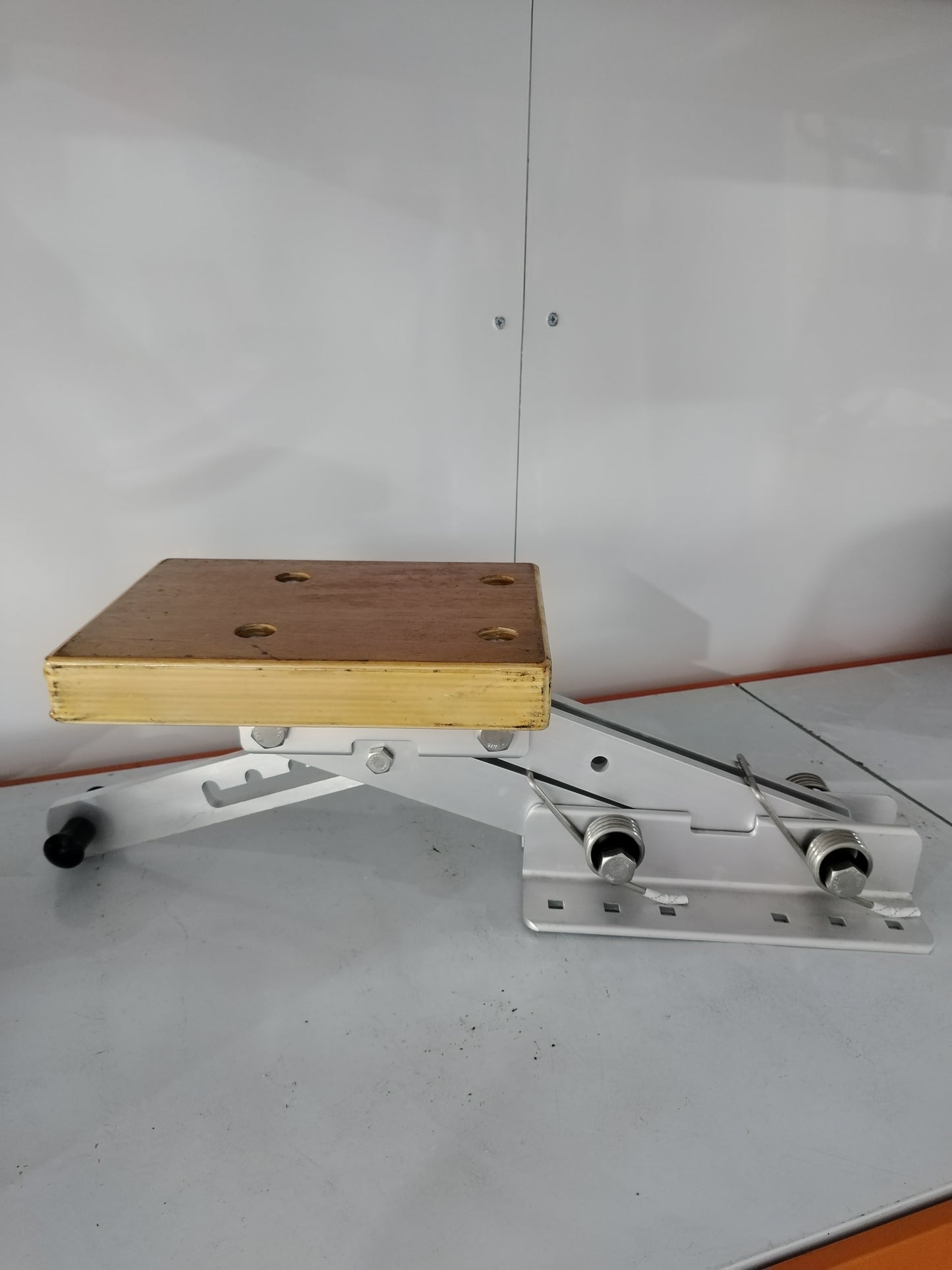 Support de moteur en bois et aluminium